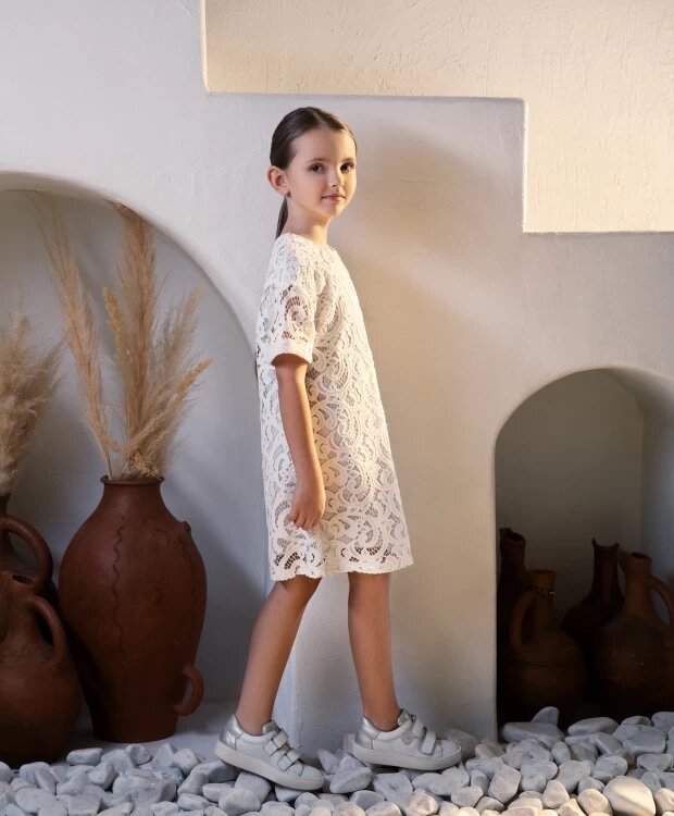 Платье кружевное с коротким рукавом белое Gulliver (104) от компании Admi - фото 1