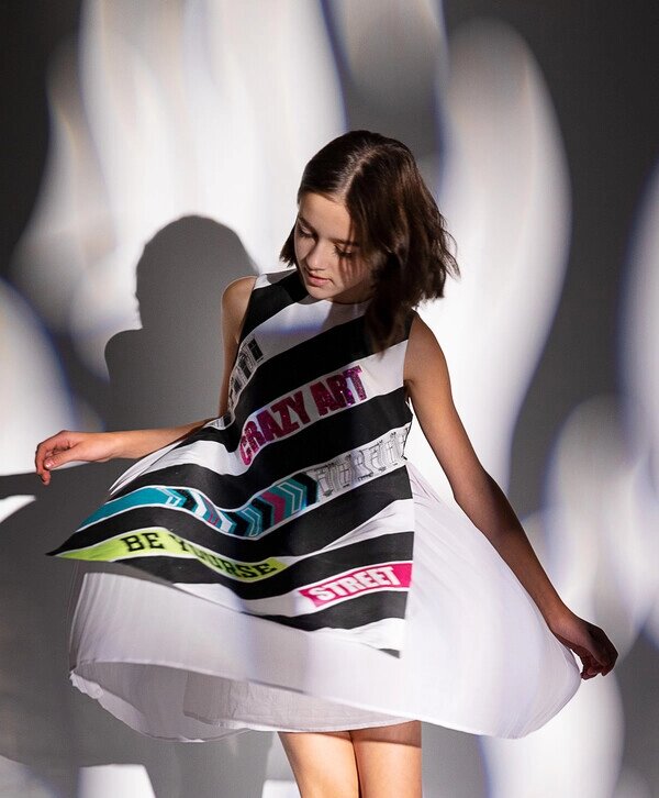 Платье текстильное с ярким принтом Gulliver (146) от компании Admi - фото 1