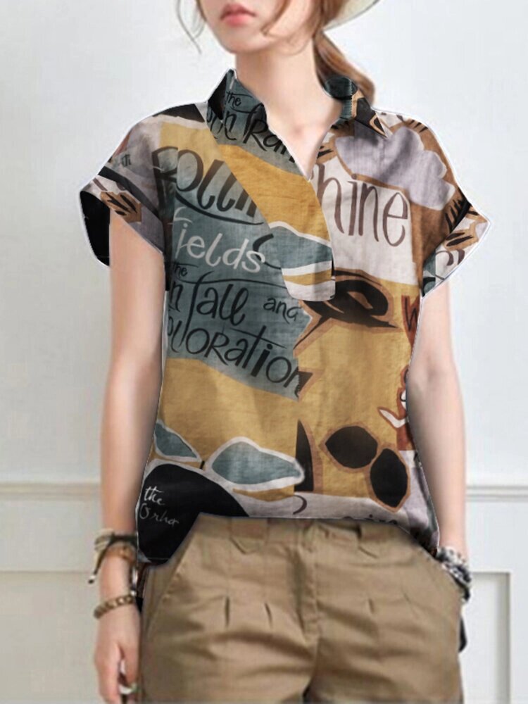 Повседневная блузка с коротким рукавом в клетку с абстрактной росписью и буквами от компании Admi - фото 1