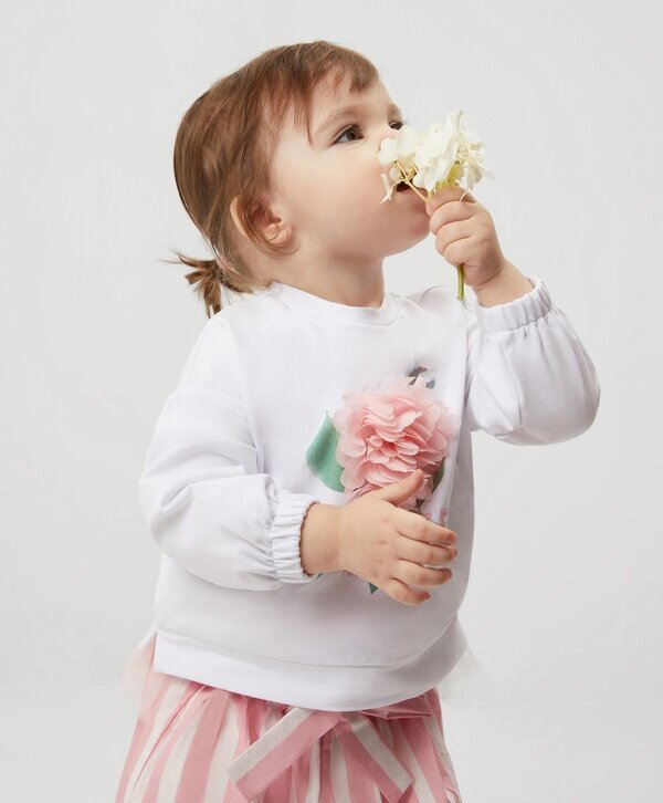 Толстовка с нежным объемным декором белая для девочки Gulliver (80-48) от компании Admi - фото 1