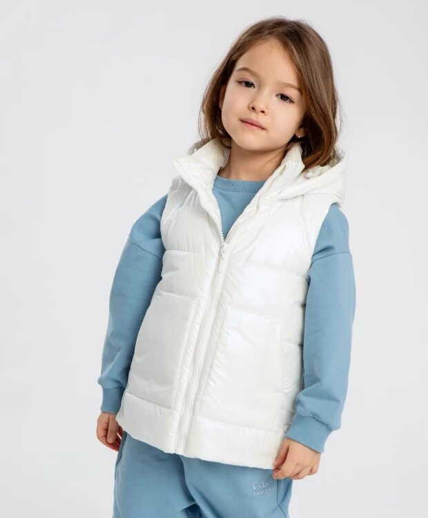 Жилет утепленный стёганный с капюшоном серый для девочки Button Blue (104) от компании Admi - фото 1