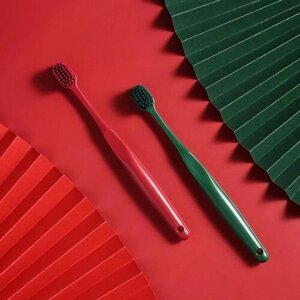 Набор зубных щеток 2 штуки. Красного и зеленого цвета