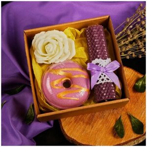Подарочный набор для любимой "Настроение весна" Сиреневый: свеча ручной работы из вощины, бомбочка для ванны, мыло в виде розы