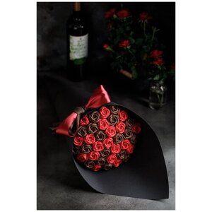 Букет из 37 шоколадных роз CHOCO STORY в чёрной подарочной бумаге: с красными и шоколадными розами, B37-CH-KSH