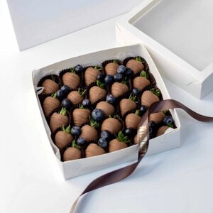 Клубника в шоколаде композиция "Шоколадный Блюз" с голубикой в коробке - 25 шт