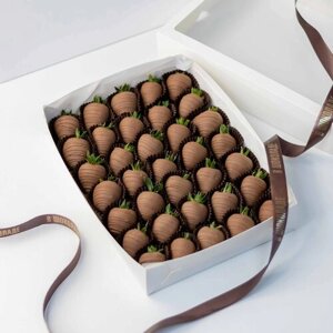 Клубника в шоколаде композиция "Шоколадный Блюз" в коробке - 35 шт