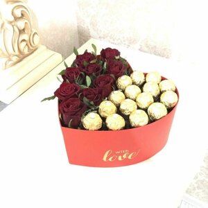 Красные розы с конфетами Ферреро Роше в коробке сердце