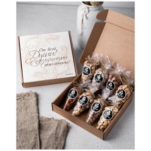 Набор орехов HoneyForYou (ассорти) в подарочной крафт-коробке с принтом-открыткой