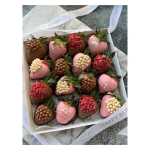 Подарочный набор клубника в белом и молочном шоколаде "Romance"16-20 ягод) Happy Berry