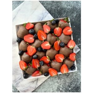 Подарочный набор клубника в молочном шоколаде 16-20 ягод Happy Berry