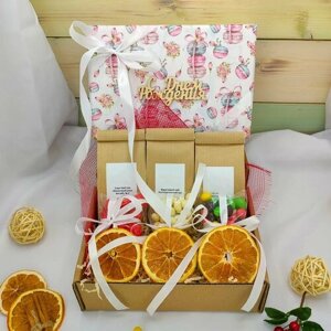 Подарочный набор на день рождения Макаруны: 3 вида чая и сладости