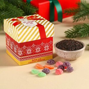 Подарочный набор «Новый год принесёт счастье»чай чёрный со вкусом клубники 50 г, леденцы со вкусом фруктов 100 г.