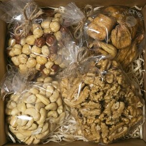 Подарочный набор орехов и сухофруктов фундучок № 35 (1 кг.)