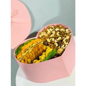 Подарочный набор сухофруктов с орехами в коробке сердце
