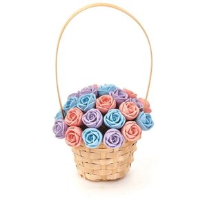 Подарок к пасхе 33 шоколадные розы CHOCO STORY в корзинке - Голубой, Розовый и Фиолетовый микс из Бельгийского шоколада, 396 гр. K33-GRF