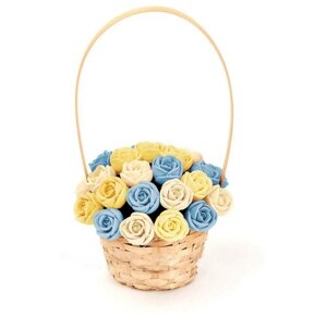 Подарок к пасхе корзинка из 27 шоколадных роз CHOCO STORY - Белый, Голубой и Желтый микс из Бельгийского шоколада, 324 гр. K27-BGJ