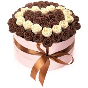 Подарок к пасхе шоколадные съедобные сладкие розы 51 шт. CHOCO STORY в Розовой Шляпной коробке SH51-R-SHB-S