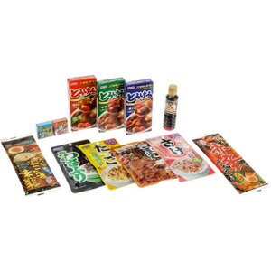 Японский бакалейный набор ассорти, в составе: карри (4 штуки), соевый соус Kikkoman, лапша (4 порции), приправа (3 штуки), Япония
