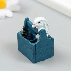 Декор для аквариума "Белый кролик в ящике" 5х2,8х3,2 см