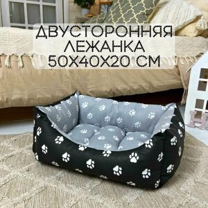 Двусторонняя лежанка для животных кошек и собак мелких пород со съёмной подушкой / 50х40х20 см / черные и серые лапки квадратная