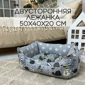 Двусторонняя лежанка для животных кошек и собак мелких пород со съёмной подушкой / 50х40х20 см / котики серые лапки квадратная