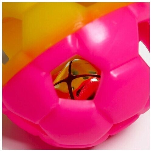 Игрушка резиновая "Футбольный мяч" с бубенчиком, 6 см, жёлтая/розовая 7626834