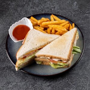Сэндвич с ветчиной (картофель фри и соус в комплекте)