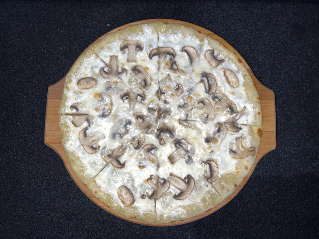Пицца грибная 35 см от компании Ресторан и Игровой центр Space Place - фото 1