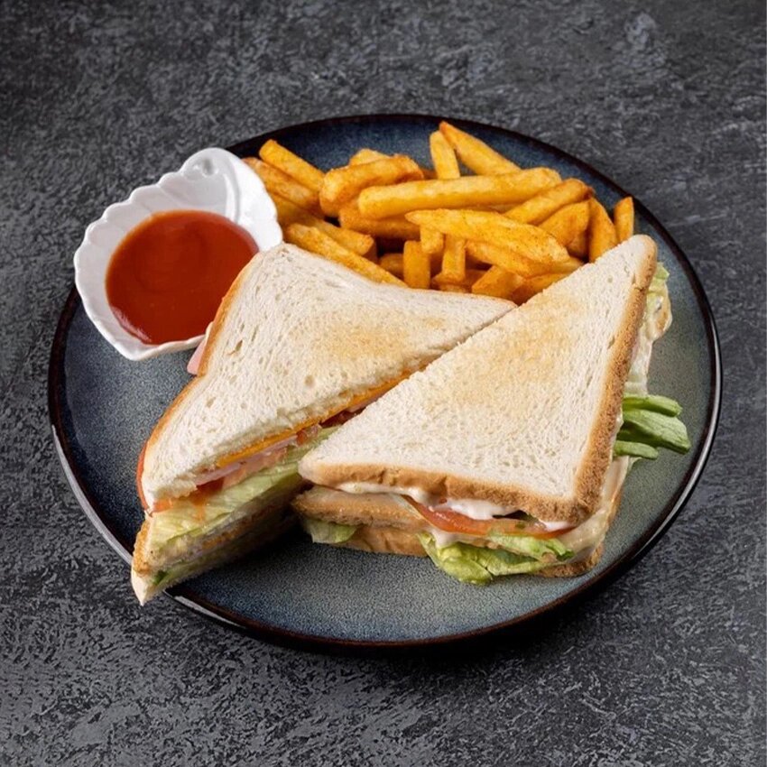 Сэндвич с курицей (картофель фри и соус в комплекте) от компании Ресторан и Игровой центр Space Place - фото 1