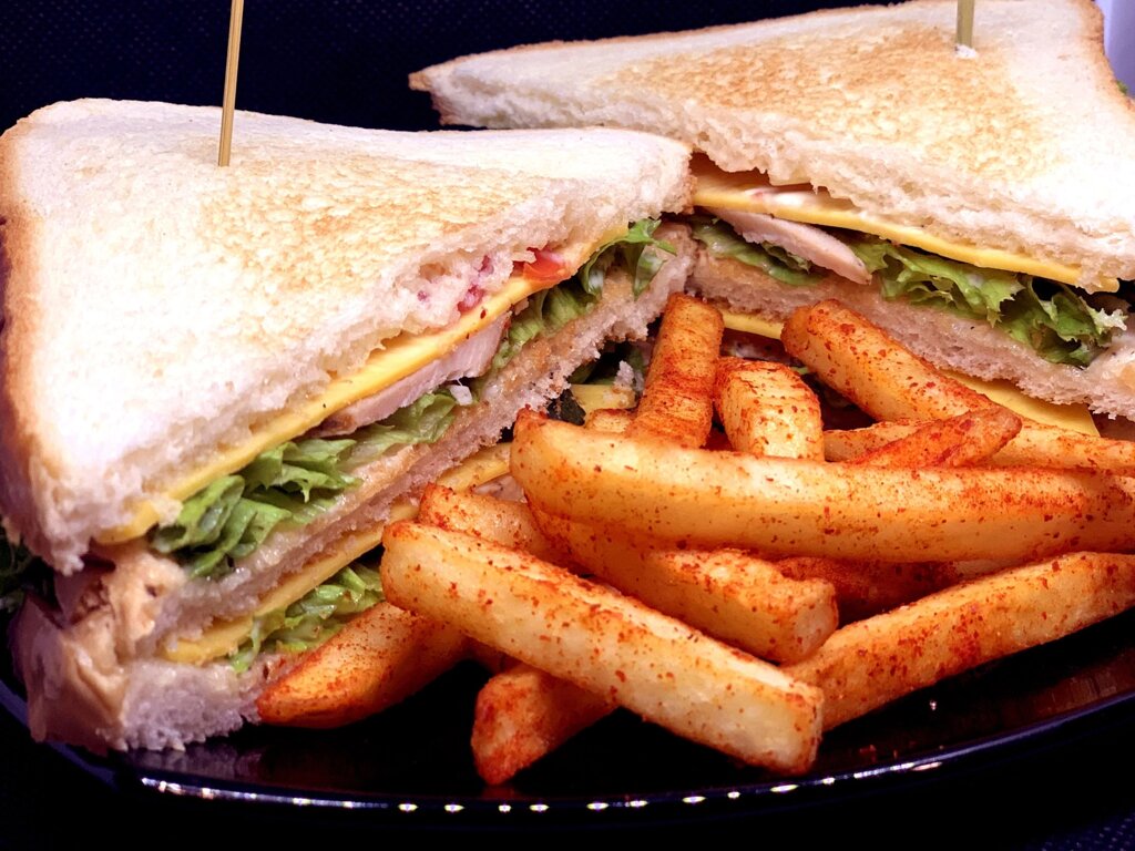 Сэндвич с ветчиной (картофель фри и соус в комплекте) от компании Ресторан и Игровой центр Space Place - фото 1