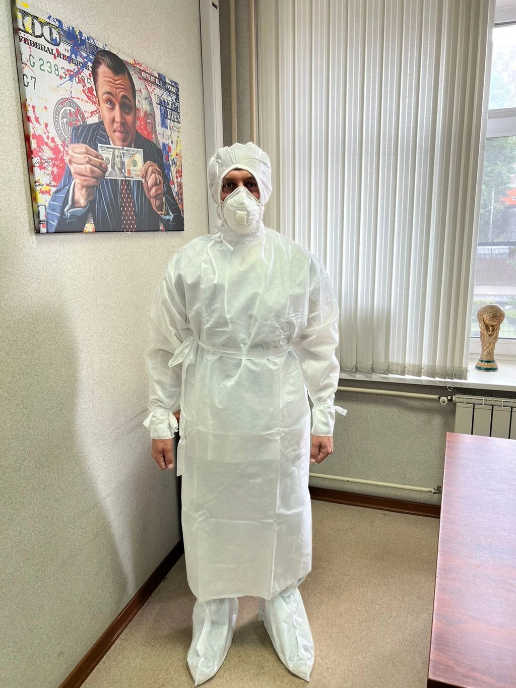 Комплект одежды защитный врача инфекциониста: халат, кофта, штаны, бахилы, шлем СМС 50гр. от компании Фармация Трейд - фото 1