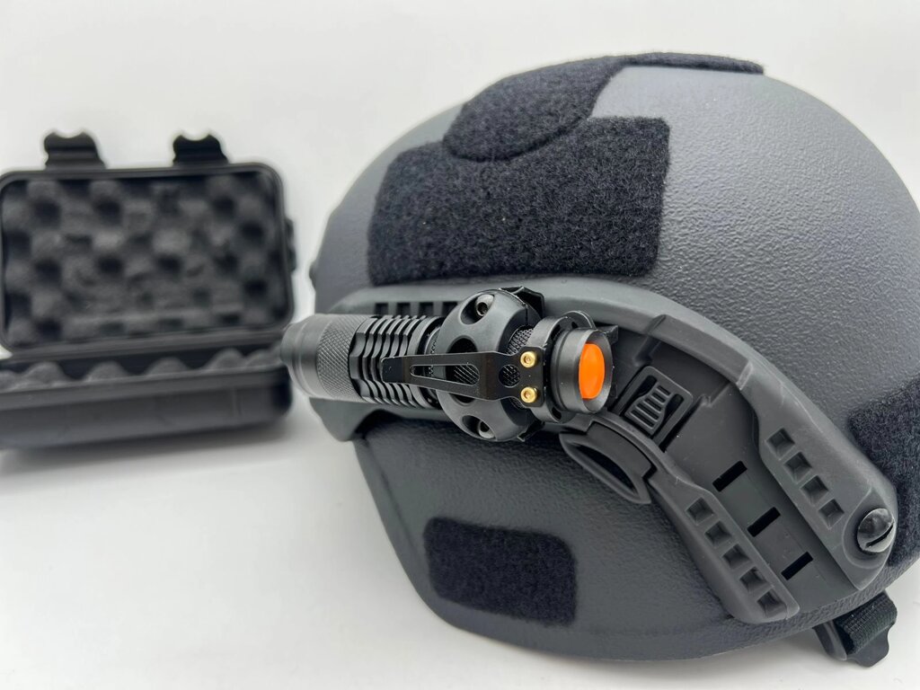 Тактический фонарик для шлема в кейсе от компании Фармация Трейд - фото 1