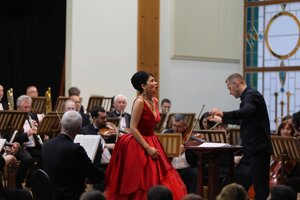 Билеты на Кубанский симфонический оркестр и Наталья Бызеева (Муниципальный концертный зал)