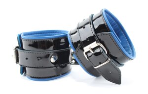 БДСМ арсенал - Чёрные лаковые наручники с синим подкладом