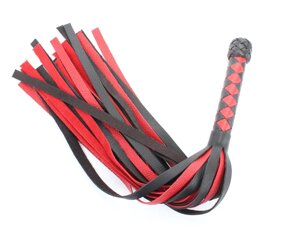 БДСМ Арсенал длинная кожаная плеть с плетеной ручкой, 60 см (чёрный с красным)