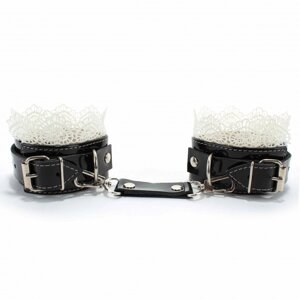 БДСМ Арсенал изысканные наручники с кружевом BDSM Light, 19-28 см в обхвате (чёрный с белым)