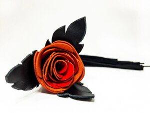 БДСМ Арсенал плеть Красная Роза лаковая с замшевыми хвостами, 40 см (чёрный с красным)