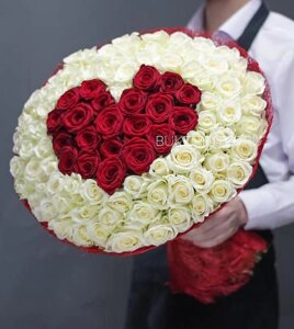 Букет Белых и Красных Роз в Форме Сердца