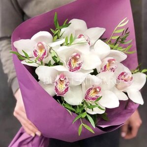 Букет Белых Орхидей с Фисташкой