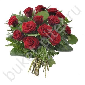 Букет из 15 красных роз с лентой