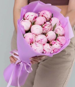 Букет из 15 Розовых Пионов в Сиреневой Матовой упаковке LUX