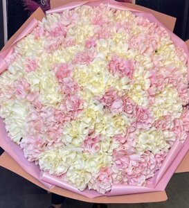 Букет из Белых и Розовых Французских Роз в упаковке