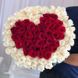 Букет из красных и белых роз эквадор с сердцем