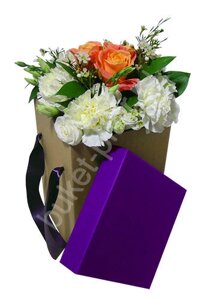 Букет из роз и гвоздик в фиолетовой коробке