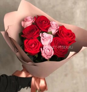 Букет Красных и Розовых Роз в Матовой упаковке