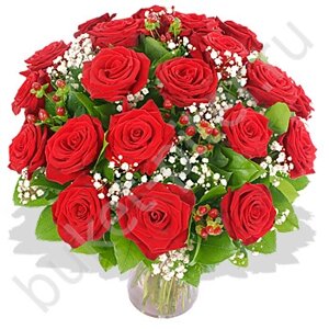 Букет с розами красными и гиперикумом