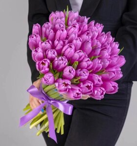 Букет Ярких Фиолетовых Тюльпанов в Атласной ленте