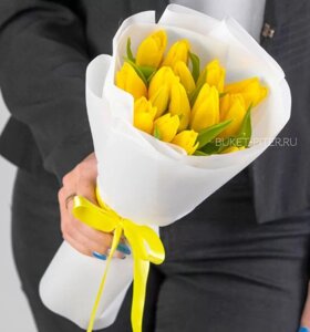Букет Желтых Тюльпанов в Белой Упаковке