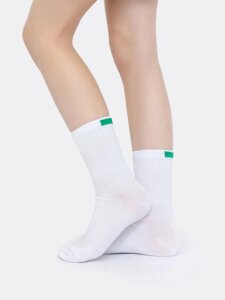 Детские высокие носки белого цвета с зеленым прямоугольником