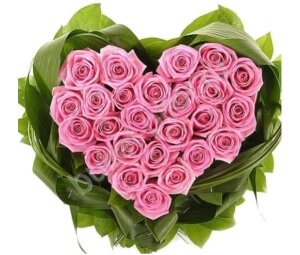 Композиция из 25 розовых роз в форме сердца